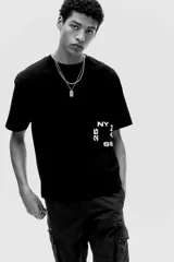 Remera negra de corte holgado con estampado blanco en el frente que incluye las letras "NY" y el número "25".