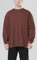 Remera manga larga color chocolate con cuello redondo y puños acanalados.