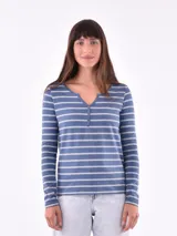 Remera azul con rayas horizontales blancas, escote en V con botones y mangas largas.