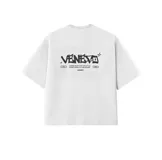 Remera blanca de corte holgado con estampado en la espalda con la palabra "VENETO" en estilo graffiti y la frase "WHERE FEAR FLIPS INTO STYLE. STREET-BORN, FUTURE-BOUND.".