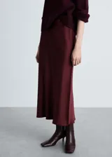 Falda midi color borgoña de tejido satinado con cintura elástica.
