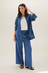 Sobrecamisa azul de lino con cuello camisero, manga larga y cierre frontal con botones.