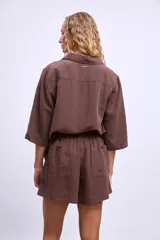 Short color marrón con cintura elastizada y bolsillos laterales.