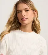 Blusa marrón de punto con cuello alto y manga larga.