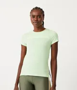 Remera deportiva color verde flúor, de corte clásico, con cuello redondo y mangas cortas.
