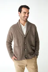 Cardigan tejido color marrón con cuello smoking, cierre con botones y bolsillos delanteros.