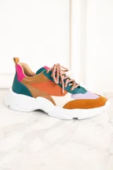 Zapatillas deportivas con paneles de cuero, gamuza y malla en colores naranja, marrón, verde, lila y crema. Cordones gruesos multicolor y suela chunky blanca.