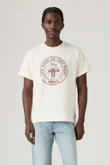 Remera color crema de corte recto y mangas cortas. Estampado en el frente con logo de Levi's, imagen de un jinete y texto "The Best in the West Since 1873".