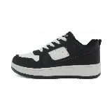 Championes urbanos color beige con detalles en blanco, cordones blancos y suela marrón.