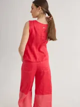 Chaleco color beige de lino con corte entallado y cierre frontal con botones de madera.