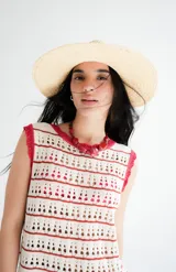 Vestido corto tejido a crochet color marrón con rayas horizontales blancas y cuello y sisas con borde rojo.