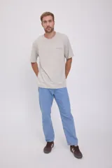 Camiseta gris claro de manga corta con cuello redondo y estampado en la espalda con un paisaje de montañas y el texto "Sierra Nevada Mountains".