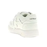 Zapatillas deportivas de caña baja, color blanco, con detalles en relieve y costuras visibles. Presentan el icónico logo de flechas de Off-White en el lateral y cordones con la inscripción "SHOELACES".
