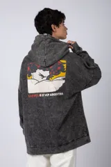 Buzo canguro color ocre con capucha y cordones negros, de corte oversize y confeccionado en tela de algodón friza con teñido artesanal y estampa circular en el pecho.