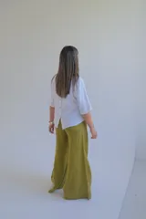 Pantalón de vestir verde oliva, de corte palazzo y tiro alto.