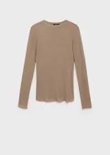 Camiseta color beige de tejido mezcla de lana, con cuello redondo y corte slim fit.