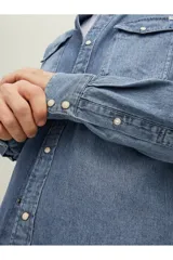Camisa de denim azul con cuello clásico, cierre con botones y corte slim fit.