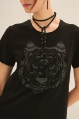Remera de algodón color negro con cuello redondo y manga corta, caracterizada por una aplicación frontal con el diseño de un tigre.