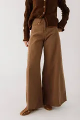 Pantalón de jean celeste de corte extra wide, con tiro alto y bolsillos delanteros y traseros.