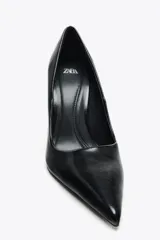 Zapato de tacón fino color negro, con escote redondo y acabado en punta.