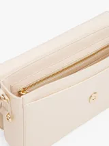 Cartera mensajera color crema con monograma TH dorado en el frente. Tiene asa superior, correa de textil trenzado ajustable y extraíble, cierre de solapa magnético, bolsillo interior con cremallera y monedero extraíble con cremallera.