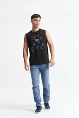 Musculosa negra de algodón con corte oversize, cuello redondo y estampado con la frase "Focus on yourself" y elementos gráficos.