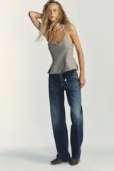 Pantalón de jean azul de corte wide leg, tiro alto y largo hasta el tobillo.