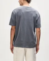 Remera blanca de manga corta con estampado frontal de la marca Deus Ex Machina en color azul.