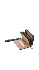 Billetera corta con cierre alrededor y tapa, confeccionada en tela capitoneada. Incluye varias reparticiones con tarjeteros y bolsillos internos, y una correa de mano desmontable. Disponible en negro, rojo y dorado.