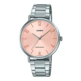 Reloj Casio clásico con caja plateada y pulsera de acero inoxidable. Esfera color salmón con números arábigos. Resistente al agua.