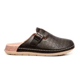 Zueco negro de cuero con plantilla de cuero, perforaciones decorativas y hebilla ajustable.