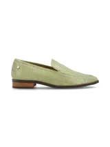 Zapato mocasín color verde claro con textura de piel de cocodrilo.
