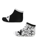 Pack de dos pares de medias tobilleras Converse, un par negro con logo blanco y un par blanco con estampado craquelado negro y logo negro.