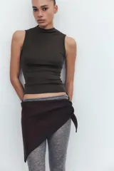 Musculosa marrón con cuello alto.