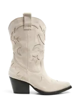 Botas vaqueras color beige con bordados de estrellas y lunas, de caña media y taco cuadrado.