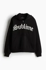 Campera negra con capucha y cierre frontal, con bolsillos tipo canguro y puños y cintura acanalados. Estampado frontal con el logo de la banda Sublime en color blanco.