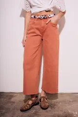 Pantalón jean color verde oliva, de corte wide leg y tiro medio.