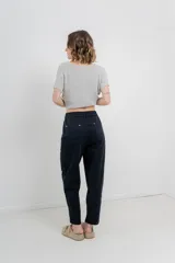 Pantalón relaxed fit color beige, confeccionado en algodón. Presenta cintura elastizada, bolsillos delanteros grandes y calce cómodo.