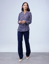 Blusa de gasa estampada con cuello a la base y escote en V, de manga larga regulable con presilla y botón, de la marca Zac & Rachel.