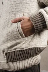 Campera estilo bomber color beige con textura, cierre delantero, cuello, puños y ruedo tejidos. Forrada, confeccionada en lana fina sin teñir.