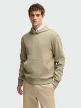 Canguro color beige con capucha y bolsillo tipo canguro.