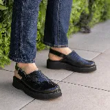 Sueco de cuero vacuno color negro con detalle de textura tipo cocodrilo.