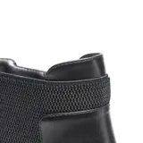 Bota corta negra de estilo urbano clásico, con paneles laterales elastizados de textura tramada y cierre interno. Tiene una tira trasera para facilitar el calce, punta redondeada y suela de goma con relieve antideslizante.