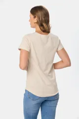 Remera negra lisa de manga corta y cuello redondo.