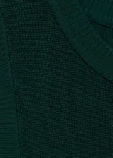 Vestido midi de punto fino color verde oscuro, con cuello redondo y corte ajustado sin mangas.