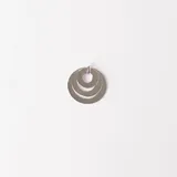 Dije de plata 925 con tres aros entrelazados.