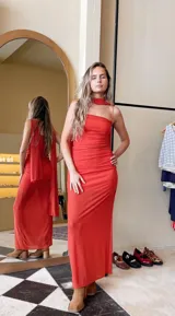 Vestido largo de microtul elastizado color naranja, con escote recto, frunces y forro corto.