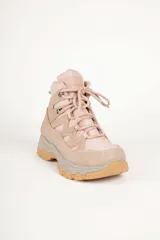 Botas tipo hiking de gamuza y nylon con suela con relieve y cordones a tono.