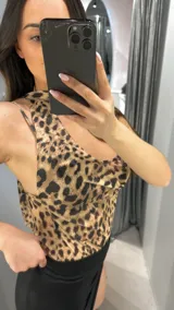 Body animal print con escote halter y espalda descubierta.
