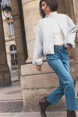 Jeans de tiro alto con bolsillos de plastrón en delantero y espalda, corte mini flare y largo cropped. Cierre frontal con cremallera y botón metálico.